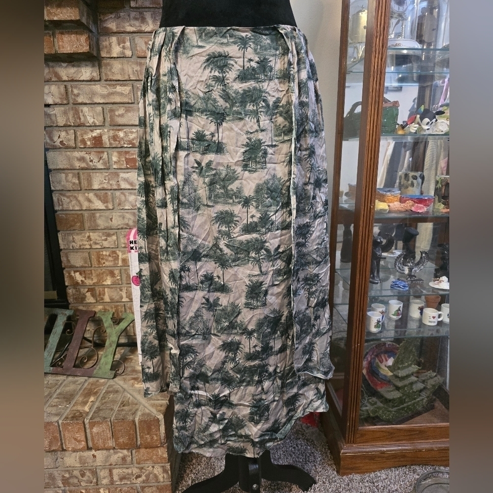 Chaser NWT size small silky basics skirt